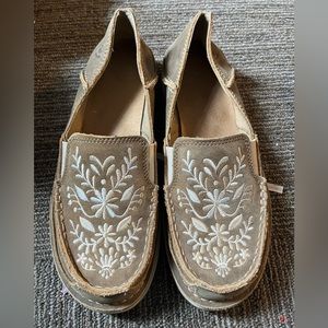 Ariat Ladies Cruiser Brown Bomber Embroidered Moc Toe
STYLE #AR0034098